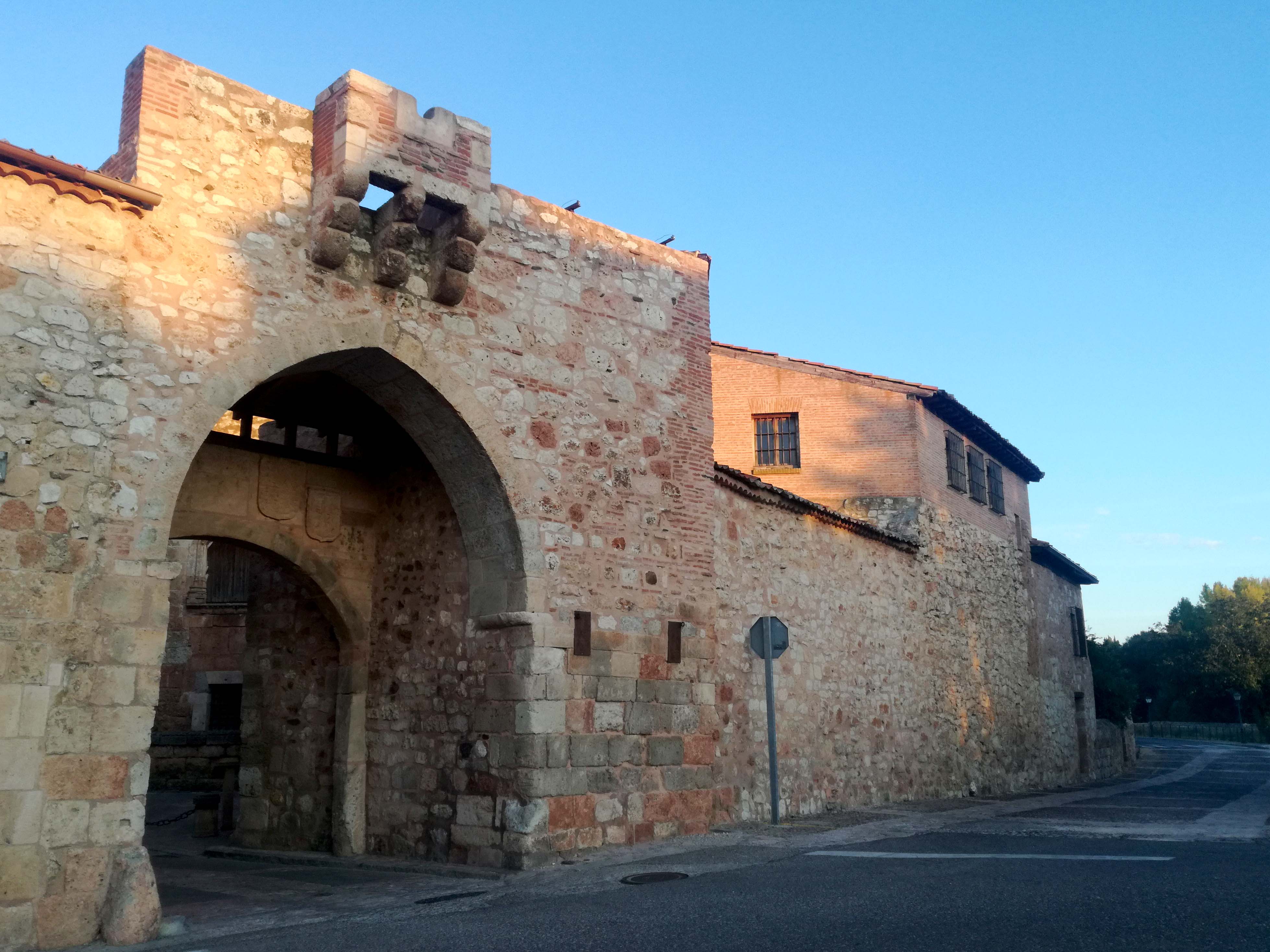 Arco de entrada de la Muralla. Ayllón 1 retocada 