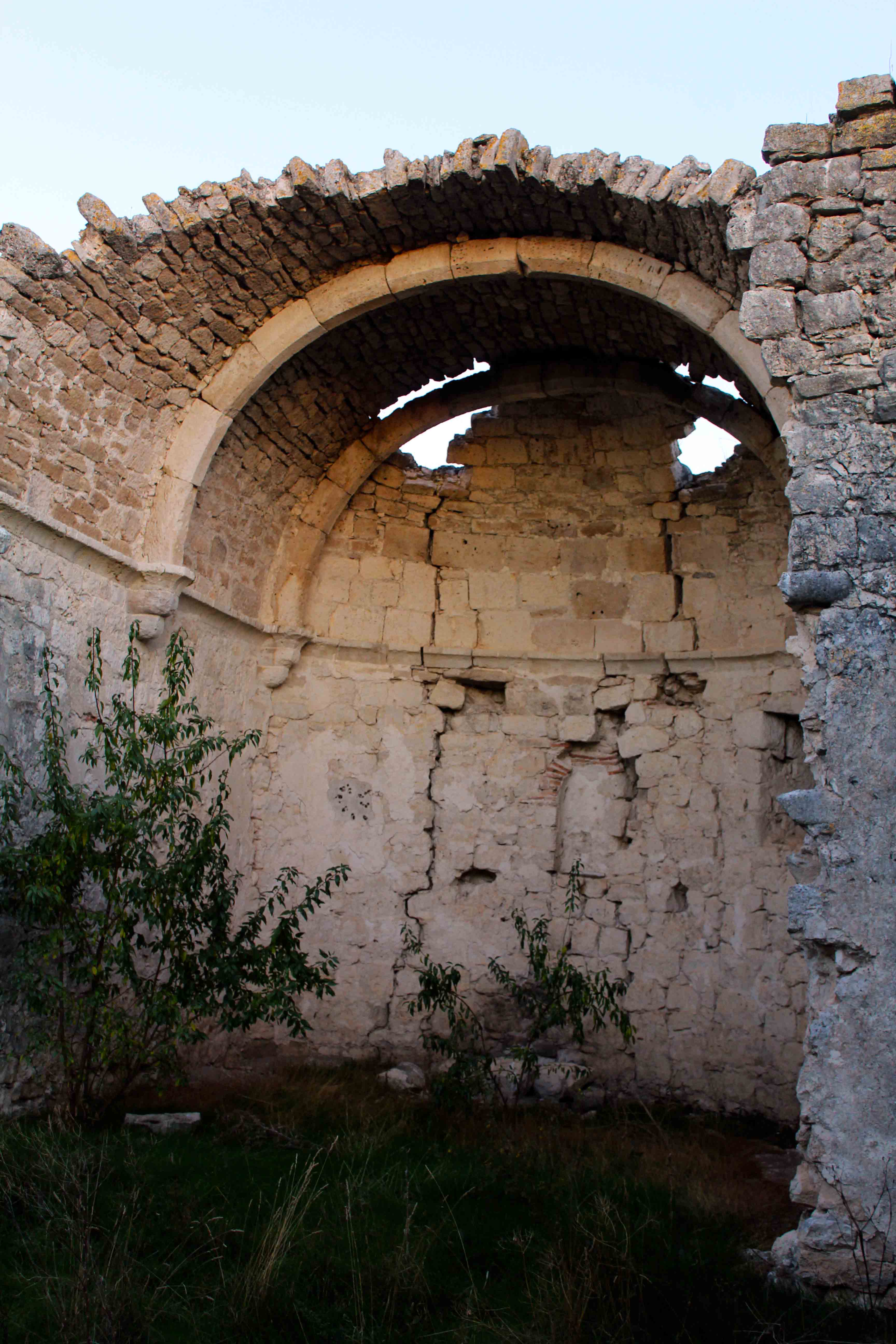 INTERIOR DE LAS RUINAS DE LA ERMITA DE SAN BENITO retocada