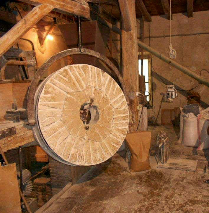 INTERIOR DEL MOLINO QUE SE CONSERVA EN EL PUEBLO MEMBIBRE DE LA HOZ 2 retocada 