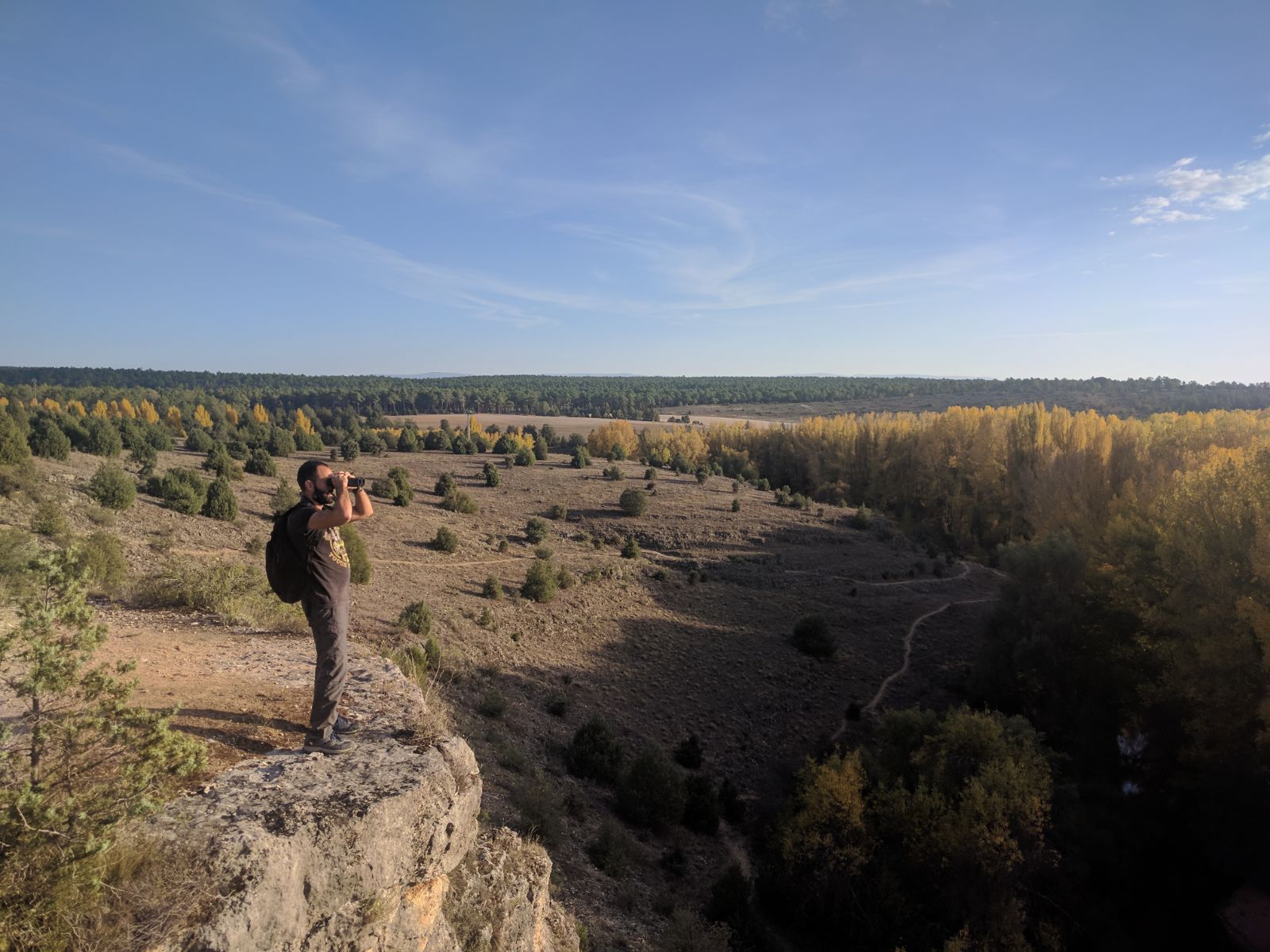 Un turista disfruta del paisaje de las Hoces del Duratónjpg