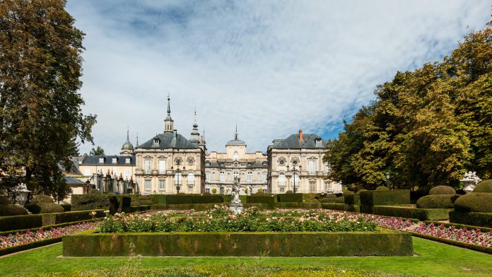 13-01-Palacio-Real-de-La-Granja-de-San-Ildefonso-web-696x392.jpg