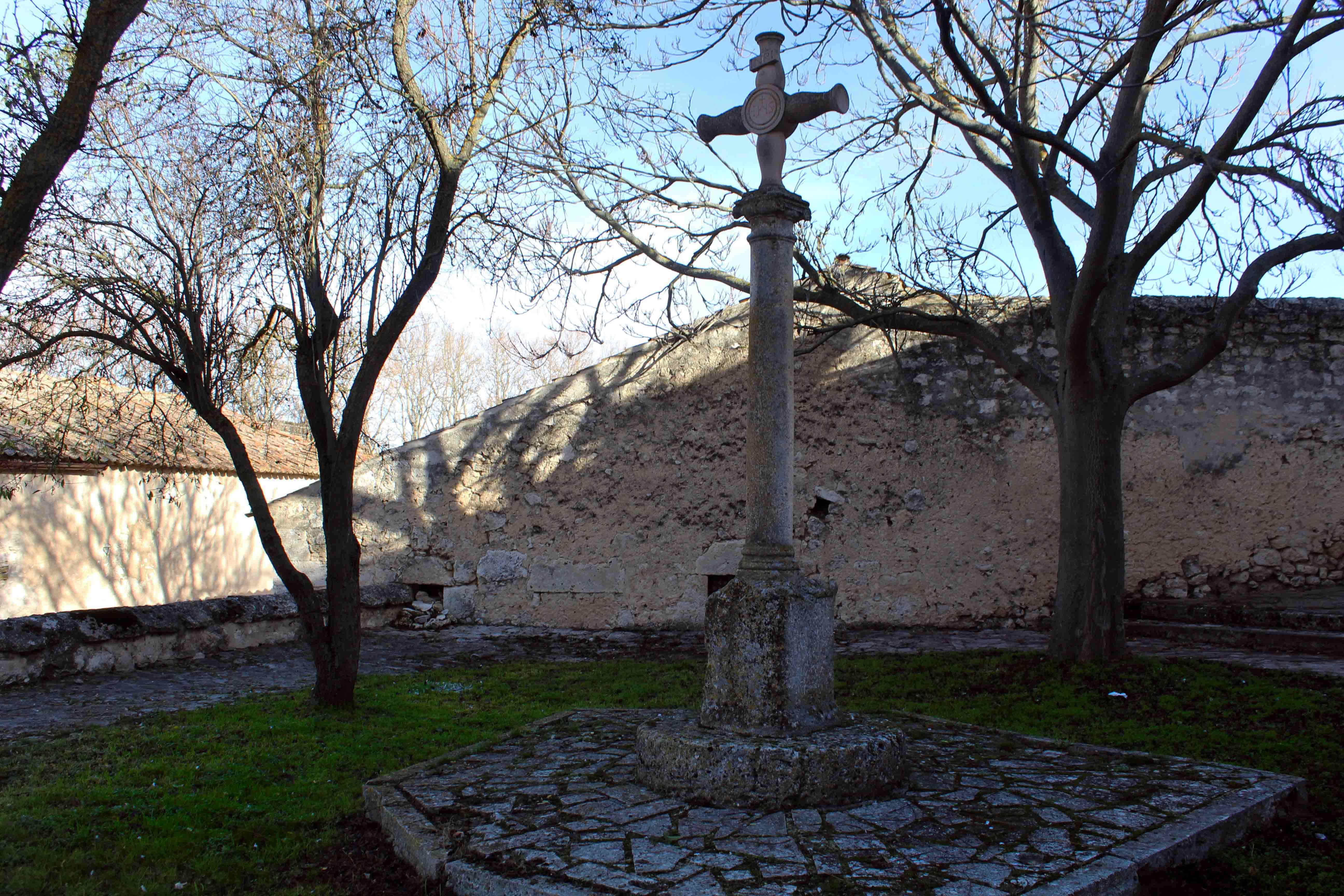 CRUZ_CON_EL_ROLLO_DE_LA_JUSTICIA_JUNTO_A_LA_IGLESIA_DE_SANTA_MARIA_MAGDALENA_ALDEASOÑA_retocada.jpg