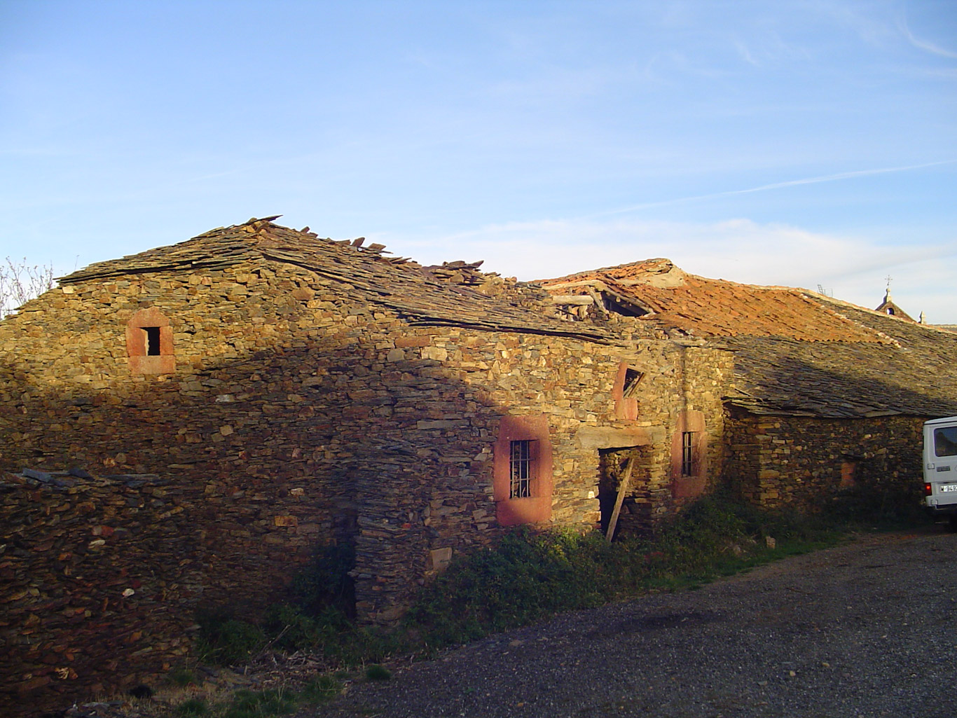 Calles_y_arquitectura_negra_de_Serracín_4_edited.jpg