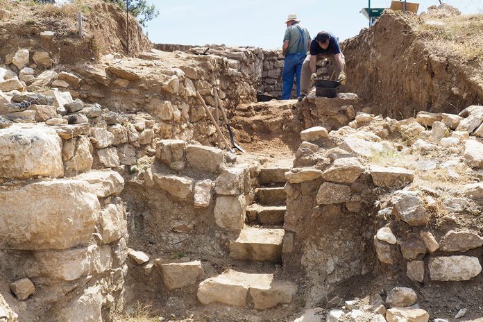 Otero-Yacimiento-Arqueologico-Cerro-Almadenes_KAM4271-696x464.jpg