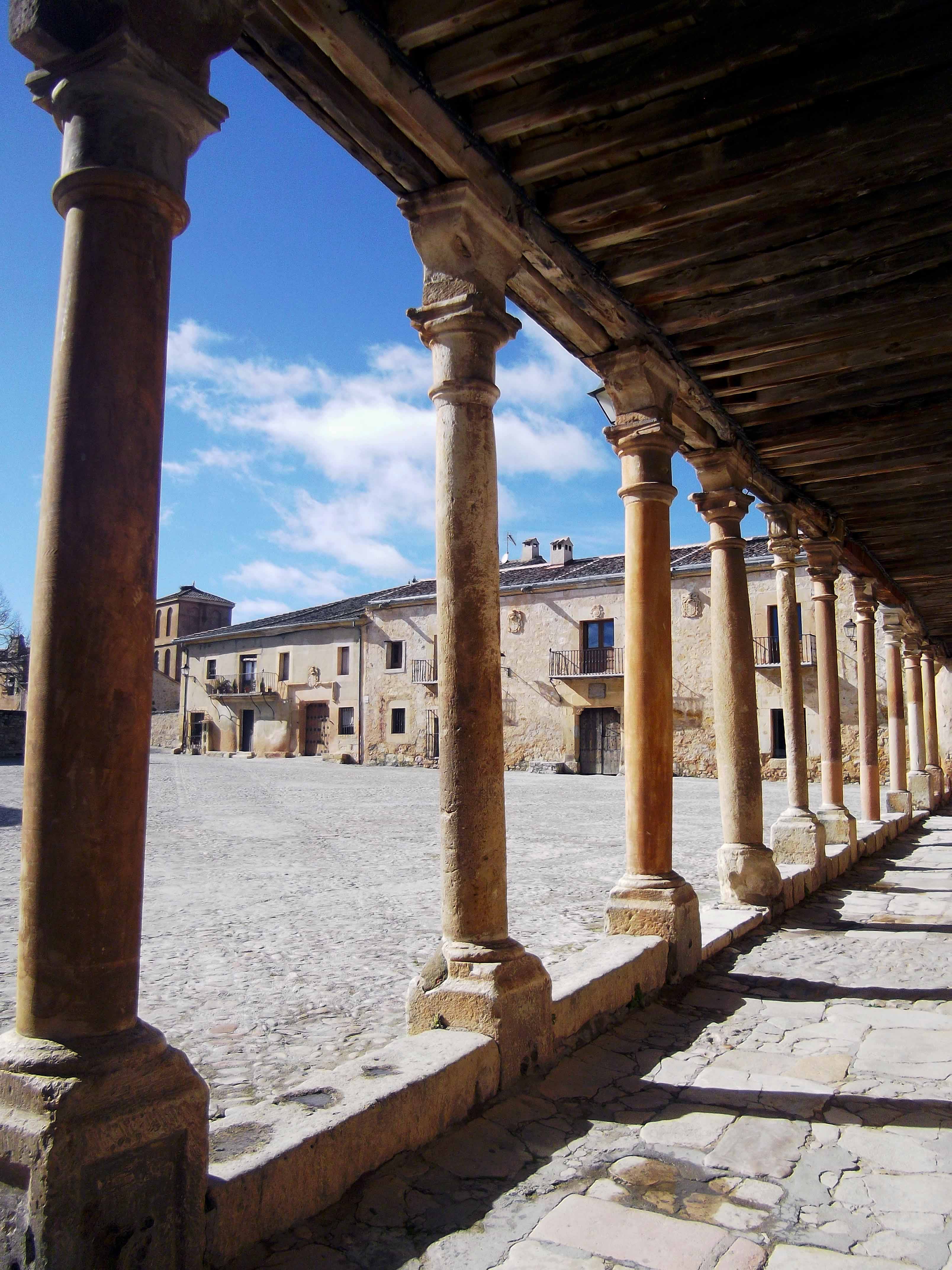 Plaza_Mayor_desde_los_soportales_otra_retocada.jpg