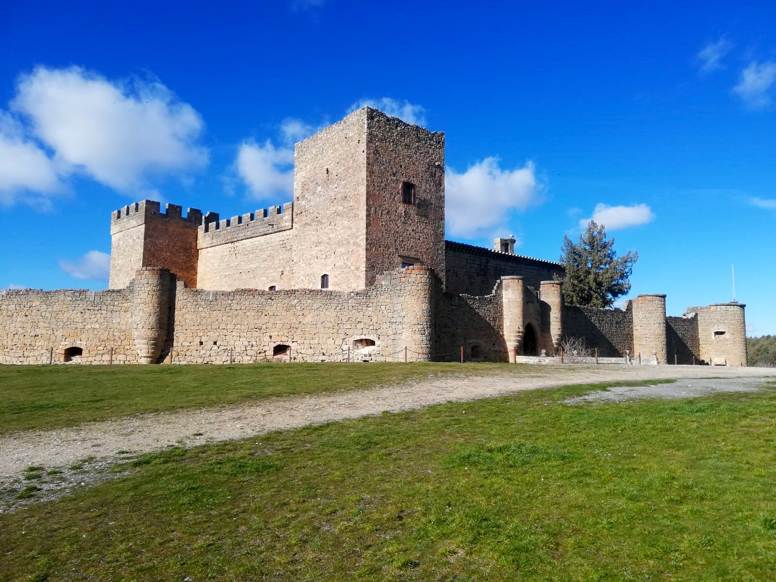 castillo_otra_perspectiva_2_retocada.jpg