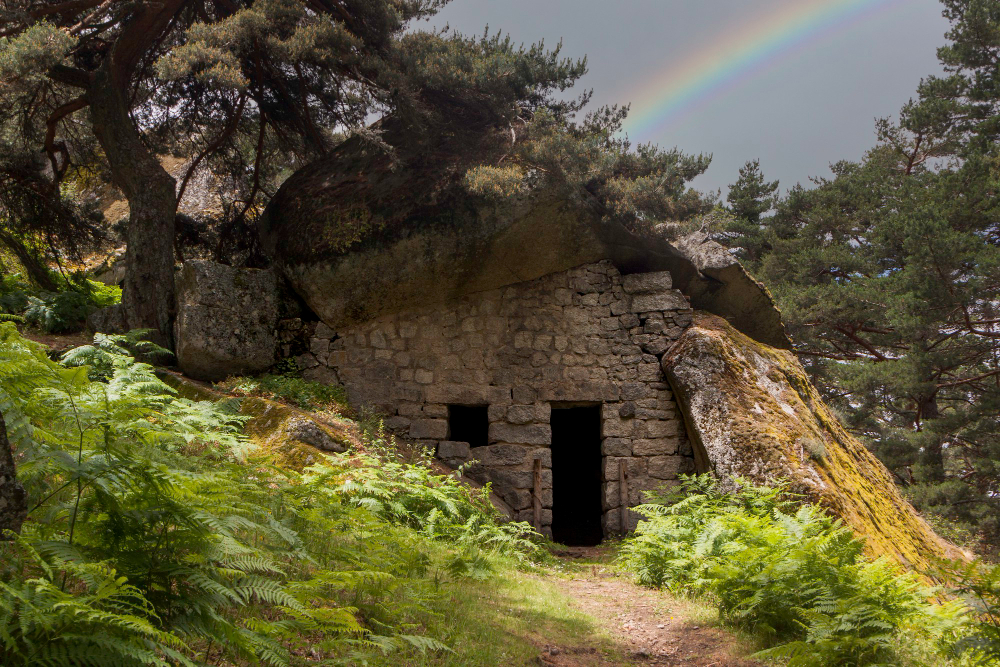 mountain-refuge-made-of-stone-on-the-engineer-route-espinar-between-madrid-and-segovia-in-the-sierra-guadarrama-national-park.jpg